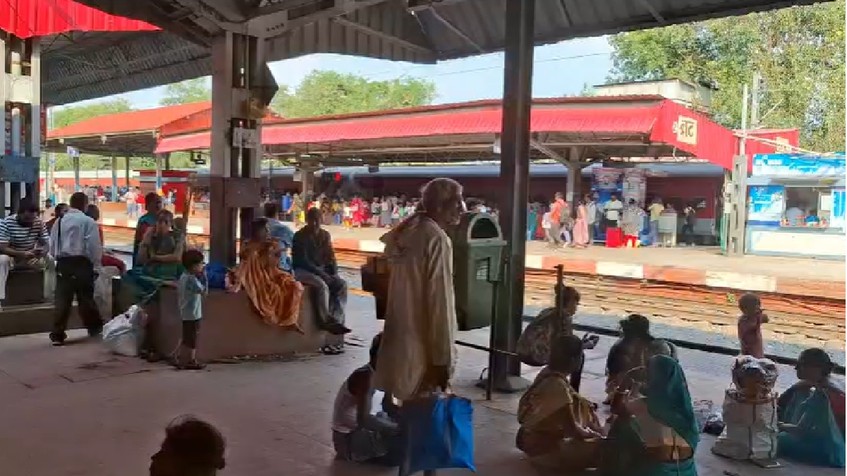अमृत भारत योजना की रफ्तार धीमी, बाढ़ रेलवे स्टेशन पर अधूरे पड़े विकास कार्य